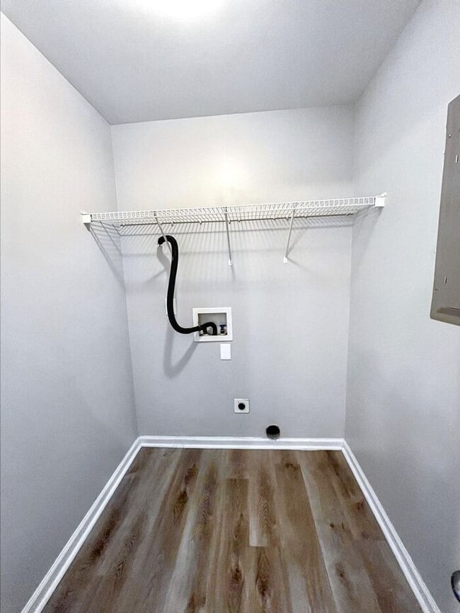 Building Photo - 3-Bedroom Home with Convenient Access to N...