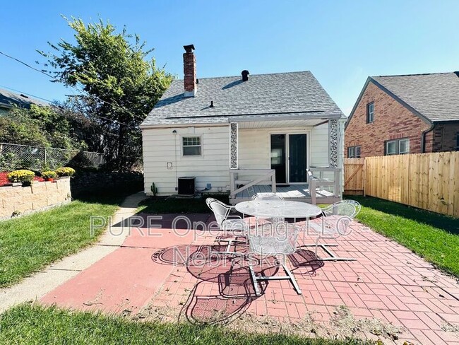 Building Photo - 830 S 54th St