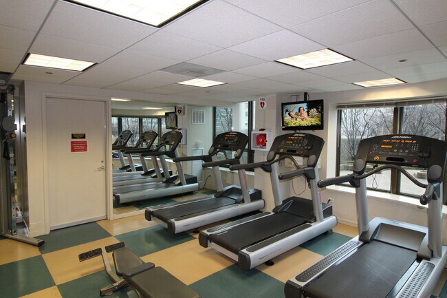Building Photo - 400 N La Salle Dr