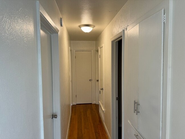 Building Photo - Great 3/2 House In Quiet Area