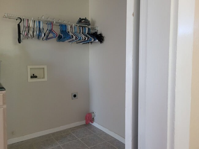 Building Photo - ALL PROSPECTIVE TENANTS MUST SUBMIT A $58 ...