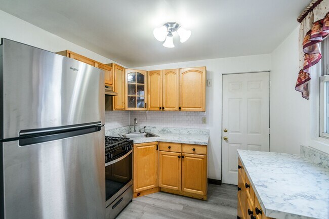 Building Photo - Four Bed Norris Square Home