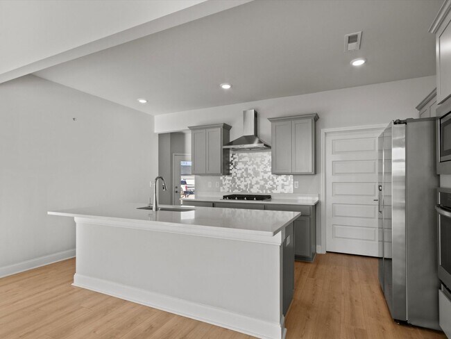 Building Photo - Like-new, modern end-unit townhome located in the desirable Clift’s Farm community in Madison