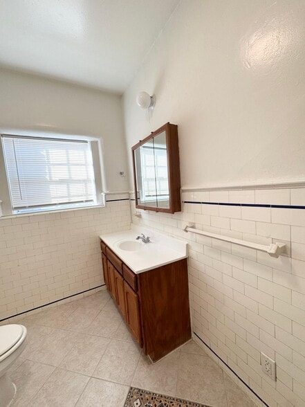 Building Photo - 636 N Plymouth Blvd