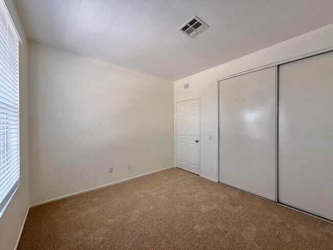Building Photo - Spacious 2 Bedroom Condo in Sabre Springs!...