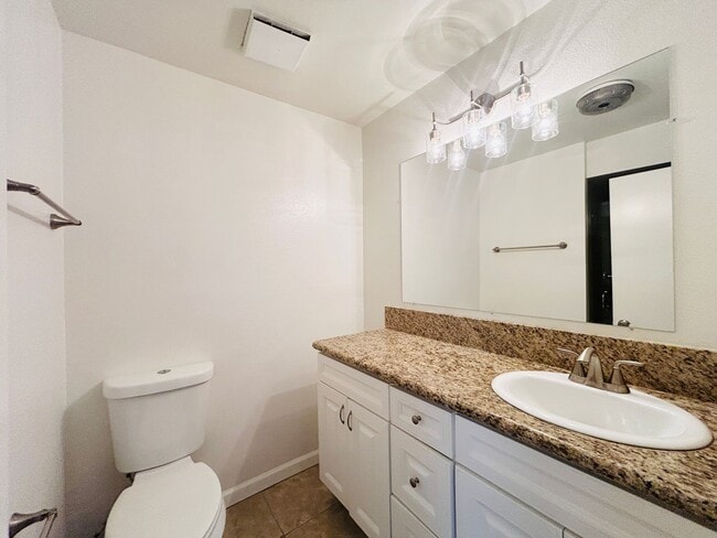 Building Photo - Spacious Two Bedroom, Two Bath Condo in De...