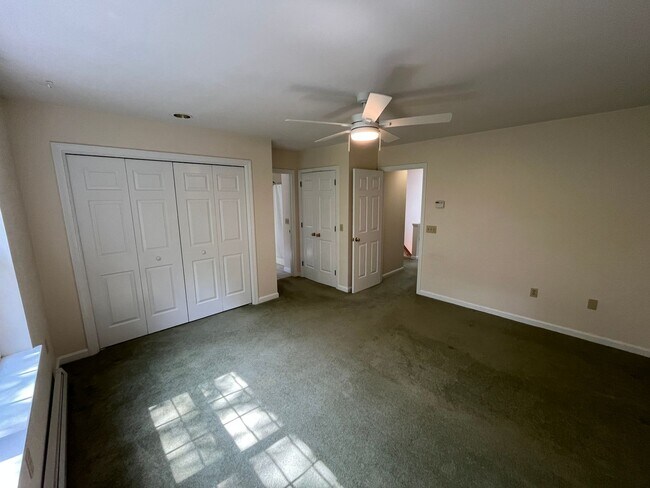 Building Photo - Spacious  South Burlington Townhouse for Rent - Available 7/1