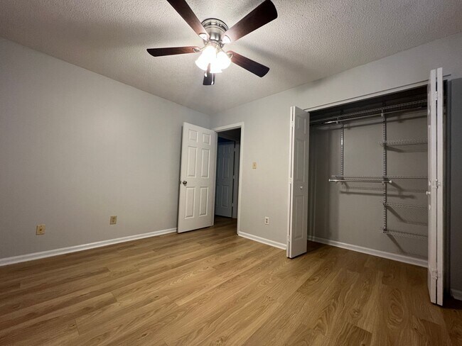 Building Photo - Move-in Ready!