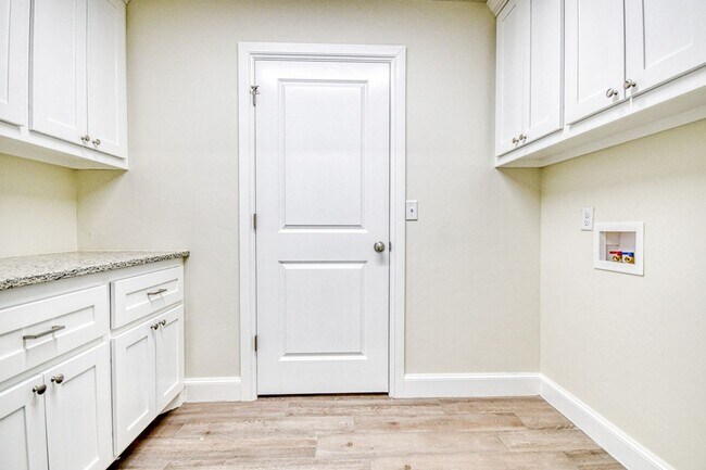 Building Photo - 3100 Pebble Pond Dr