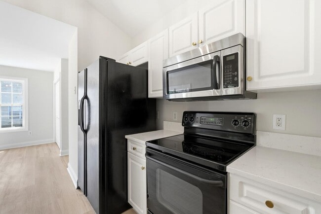 Building Photo - 215 Gardenview Ct NE