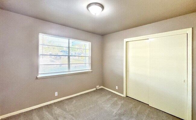 Building Photo - 5826 Burr Oak Dr