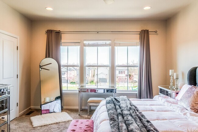 Building Photo - Stunning One Loudoun Townhome – 3BR / 3.5BA in Prime Ashburn Location – Available May 1