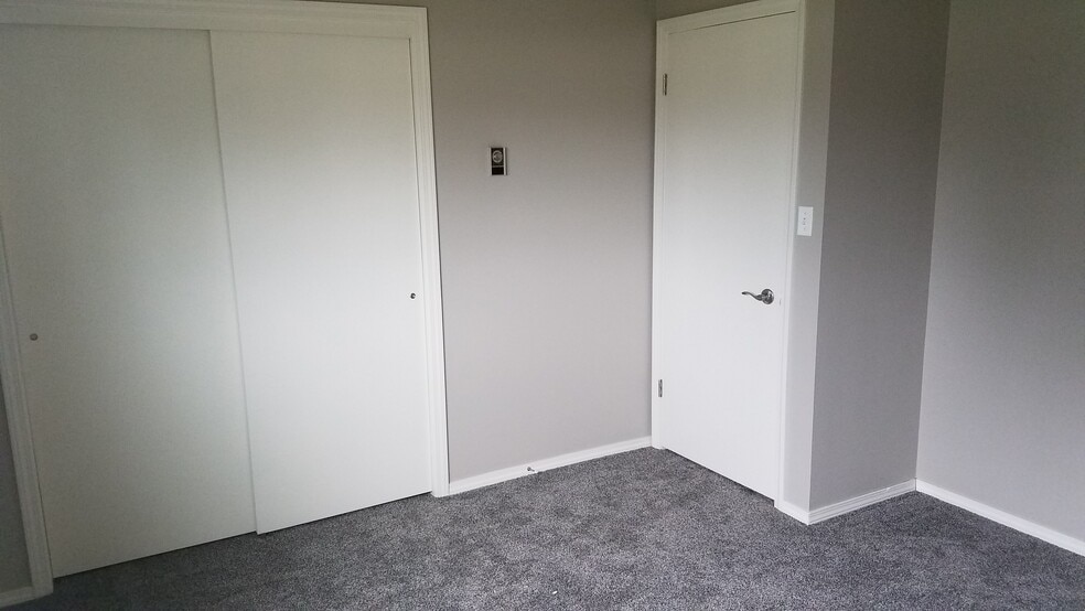 Building Photo - 312 N Silver Lake Ave