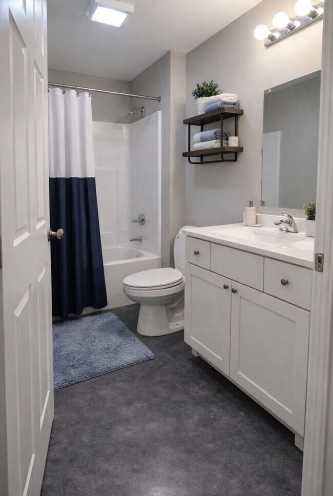 Building Photo - 3 Bedroom, 1 Bath Duplex