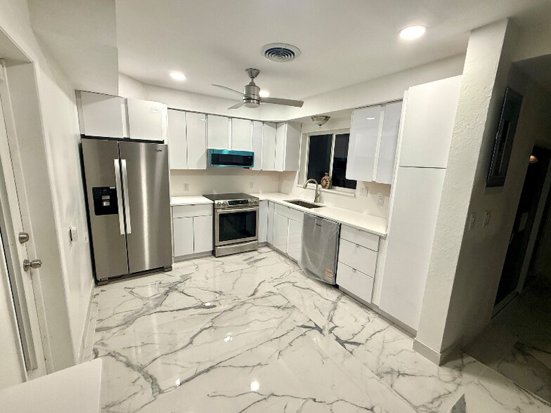 Building Photo - 2685 SE 5th St