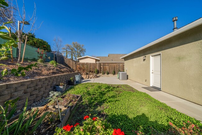 Building Photo - 3-bedroom, 2-bathroom home in great neighb...