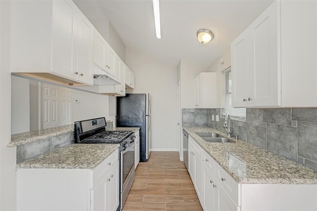 Building Photo - 16938 Enchanted Cir E