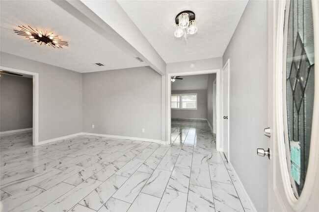 Building Photo - 15834 Fern Basin Dr