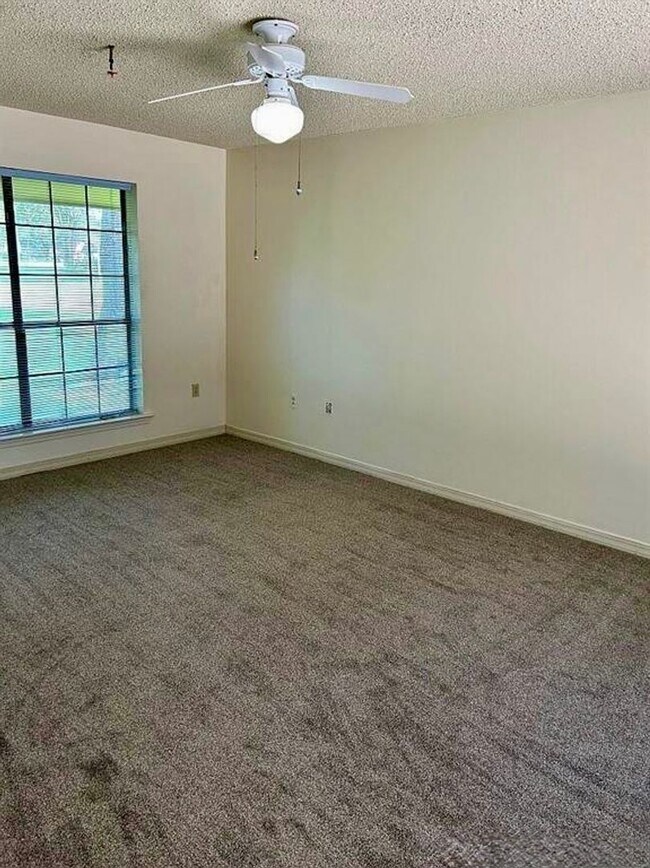 Building Photo - Spacious 3BR/2.5BA Retreat in Briarwood Estates – 3,000 Sq Ft, Updated & Full of Character!