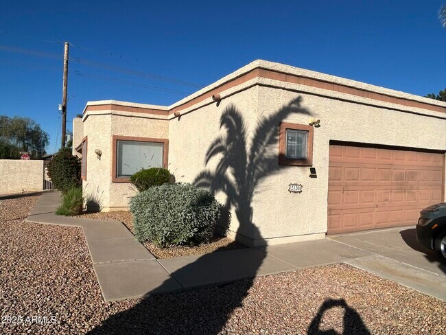 Primary Photo - 2120 N Yucca Ct