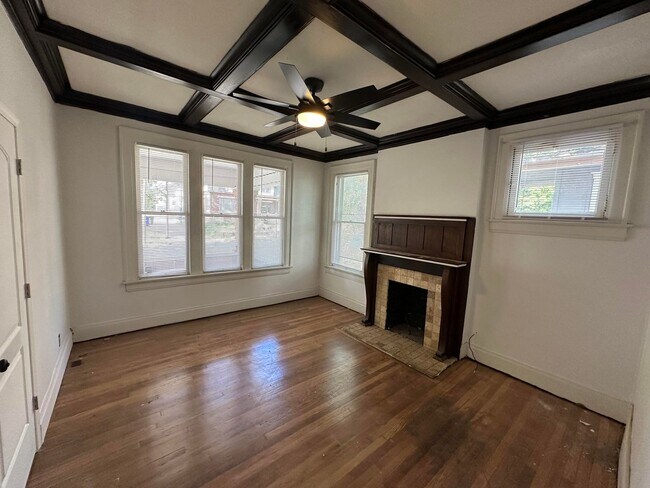 Building Photo - 357 E 15th Ave