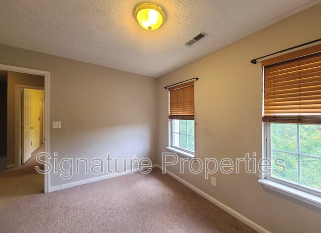 Building Photo - 10 Lockwood Dr