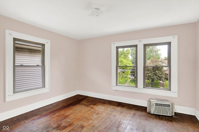 Building Photo - 628 N Riley Ave