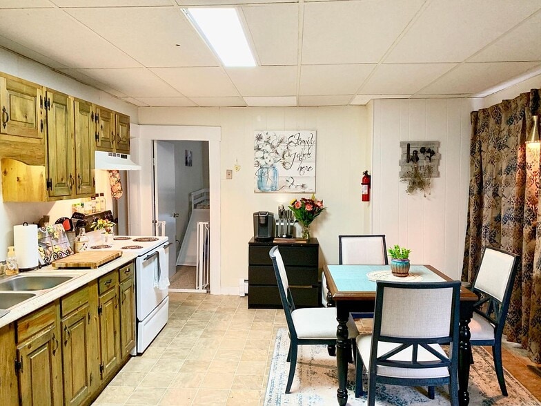 Primary Photo - 246 S Windsor St