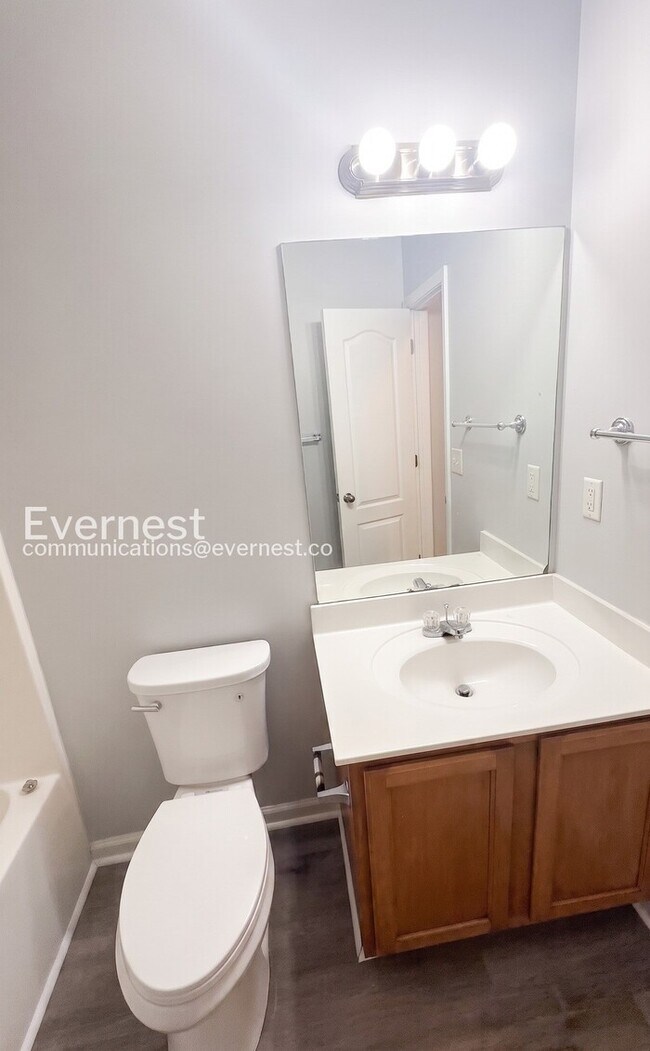 Building Photo - Limited Time Special Offer / 4 Bed, 2 Bath Home with Garage / Pet-Friendly / Available Now!