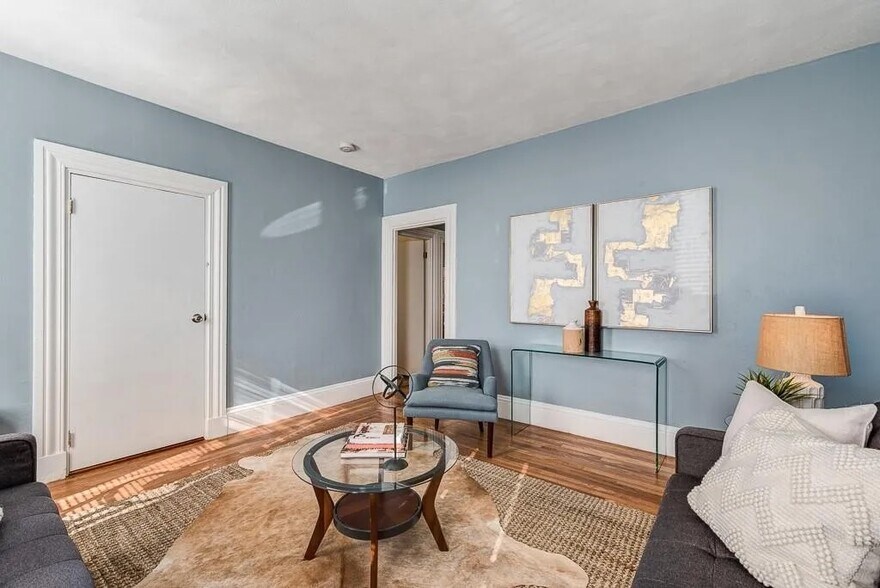 Livingroom - 130 Sutton St