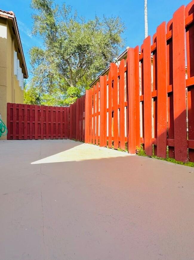 Building Photo - Beautiful Townhouse in Weston