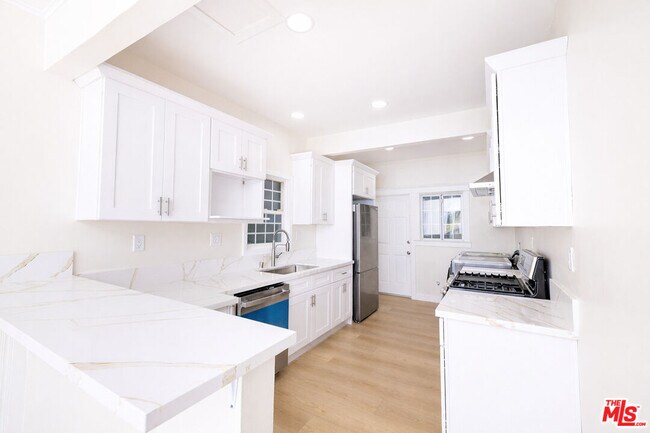 Building Photo - 1205 Oak Hill Ave