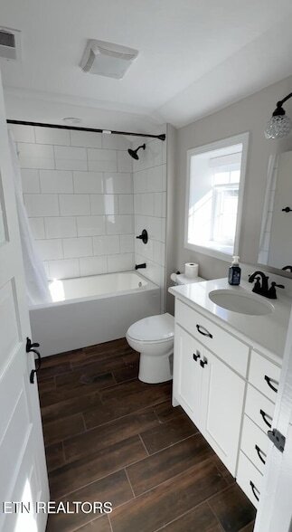 Building Photo - 212 Oak Rd