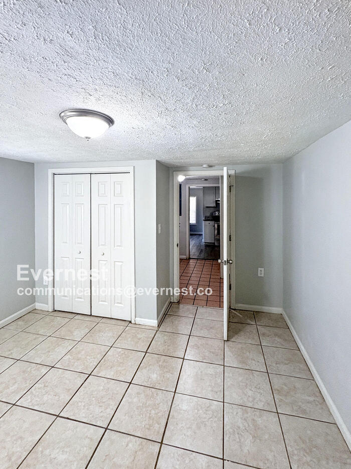 Building Photo - 908 Davis St