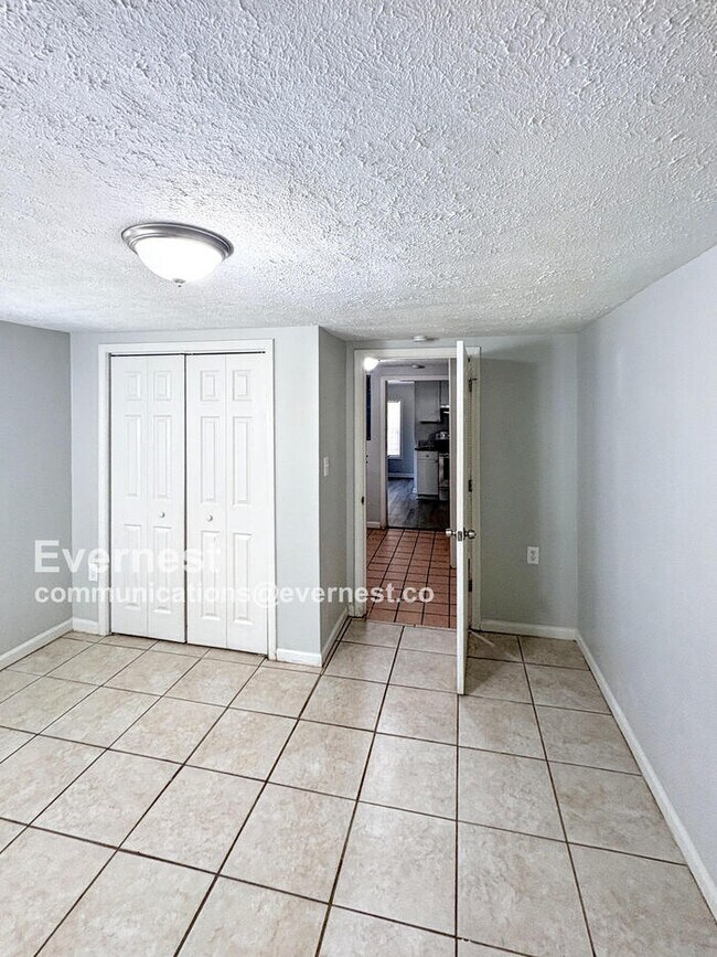 Building Photo - 908 Davis St
