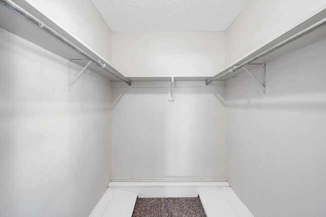 Building Photo - 1206 Hi Stirrup