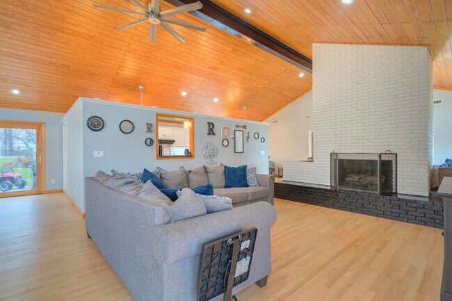 Building Photo - Open Floor Plan Home with Fenced Yard and Excellent Location