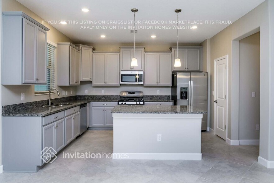 Building Photo - 2851 Coach Manors Way