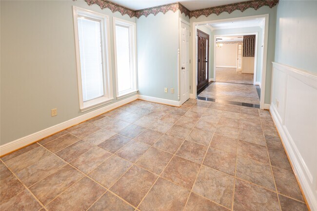 Building Photo - 7546 Maple Tree Dr