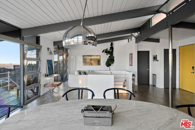 Building Photo - 2690 Hollyridge Dr