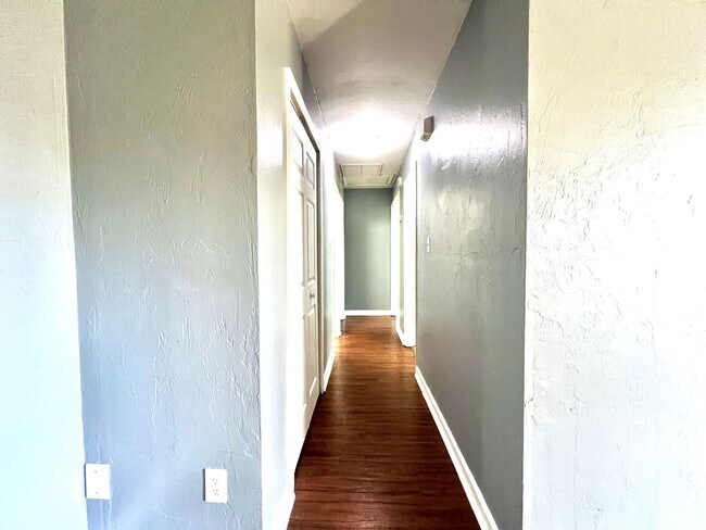 Building Photo - Super house on large private lot