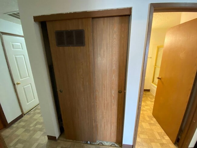 Building Photo - Cozy 3 Bedroom 1 Bath Home with Large Yard & 1 Car Attached Garage