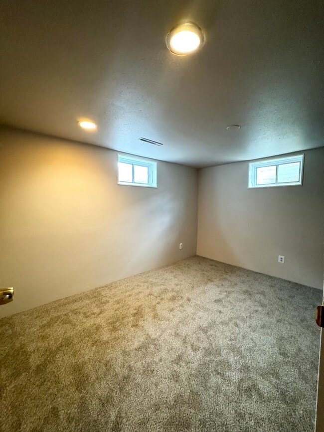 Building Photo - Large 3 Bed, 3 Bath House In Greeley - 4 bonus rooms in basement!