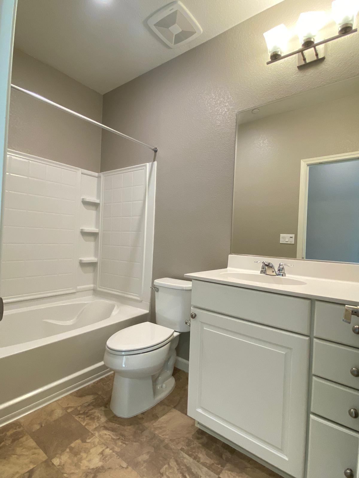 hall bath with oversized tub - 527 Clover Cir