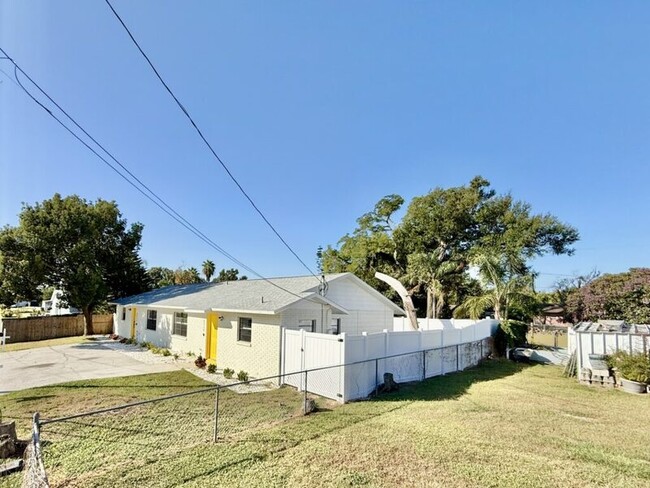 Building Photo - 5212 Peach Ave