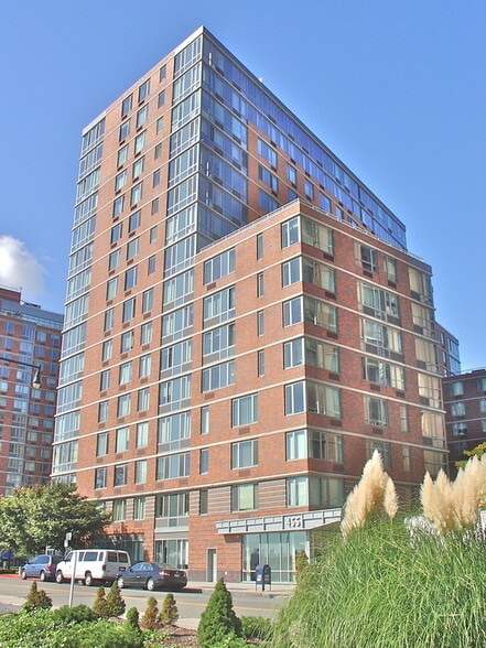 Building Photo - 455 Main St