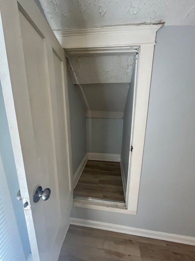 Building Photo - Three Bedroom House on Wyoming!