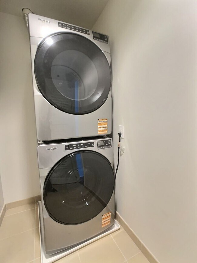 Building Photo - 20th Floor Spacious 3 Bedroom Condo with Den