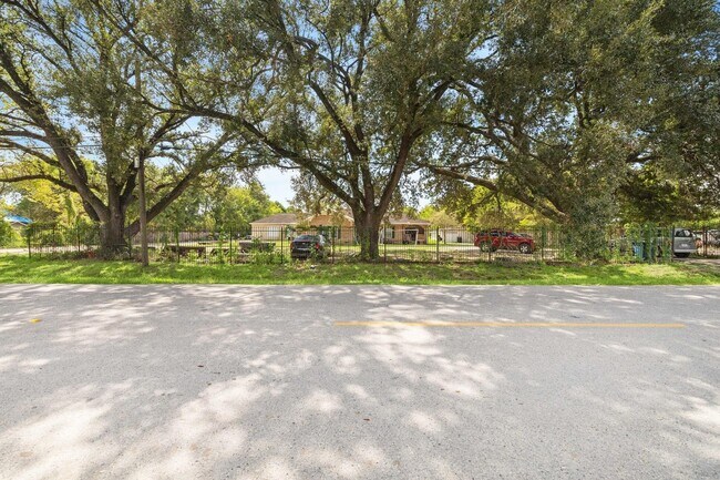 Building Photo - 1450 Mesquite St