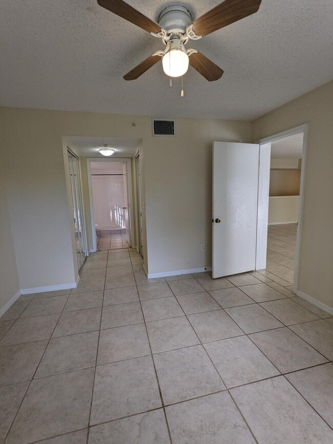 Building Photo - 1000 Crestwood Ct S